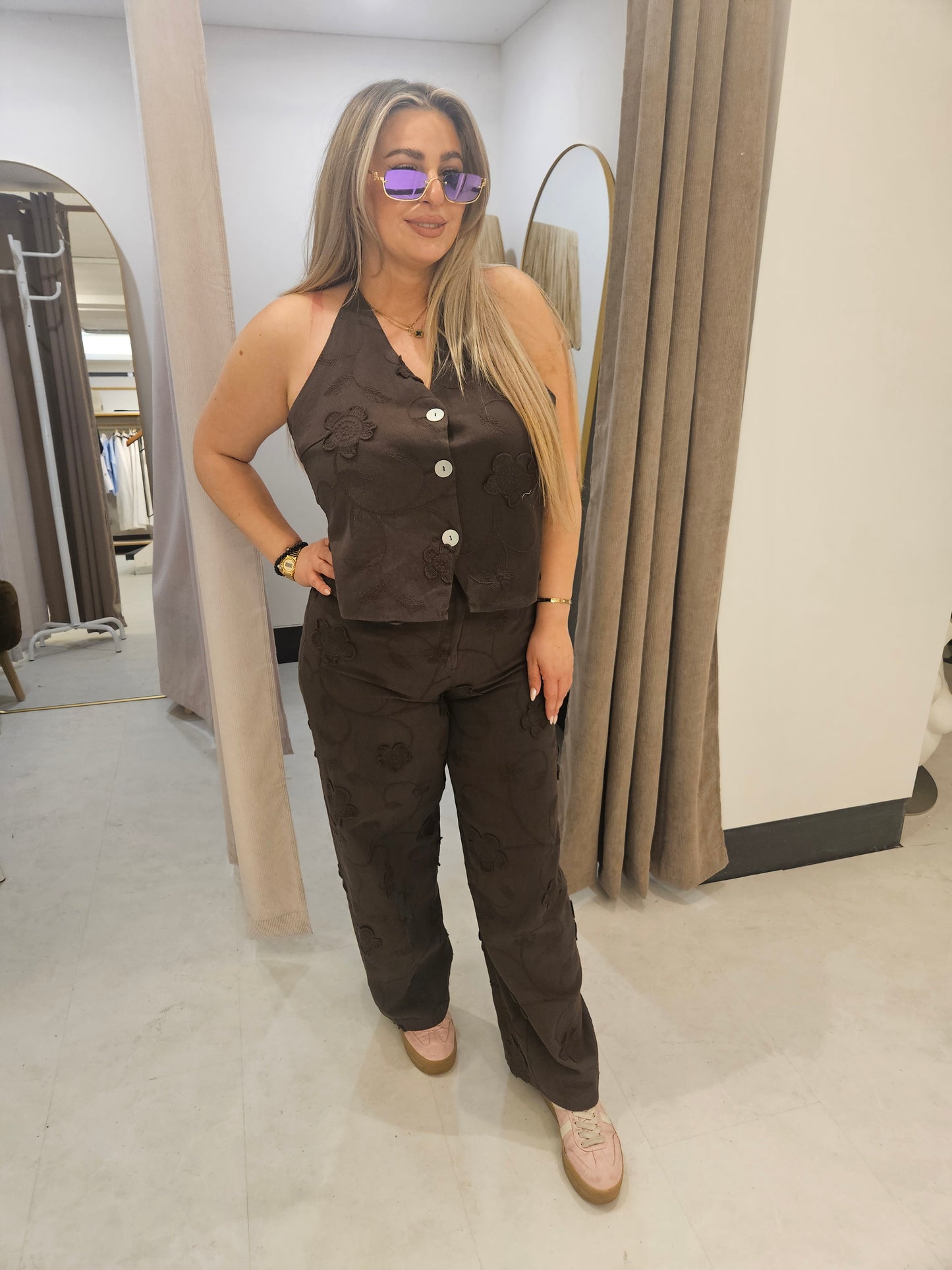 Dunkelbraunes Waistcoat & Hosen Set mit floraler Stickerei