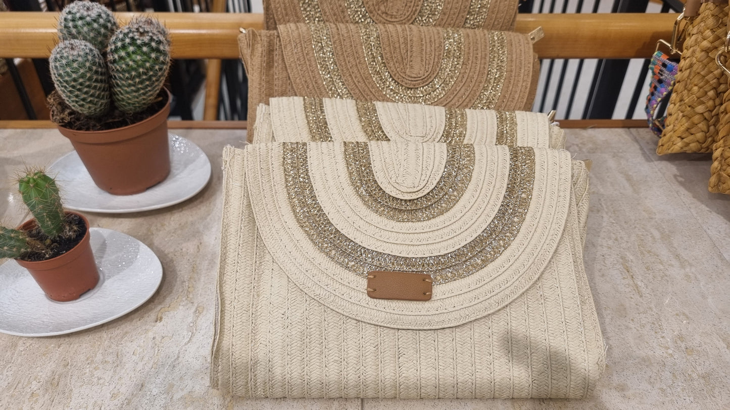 Beige-goldene Strohtasche mit Metallstreifen