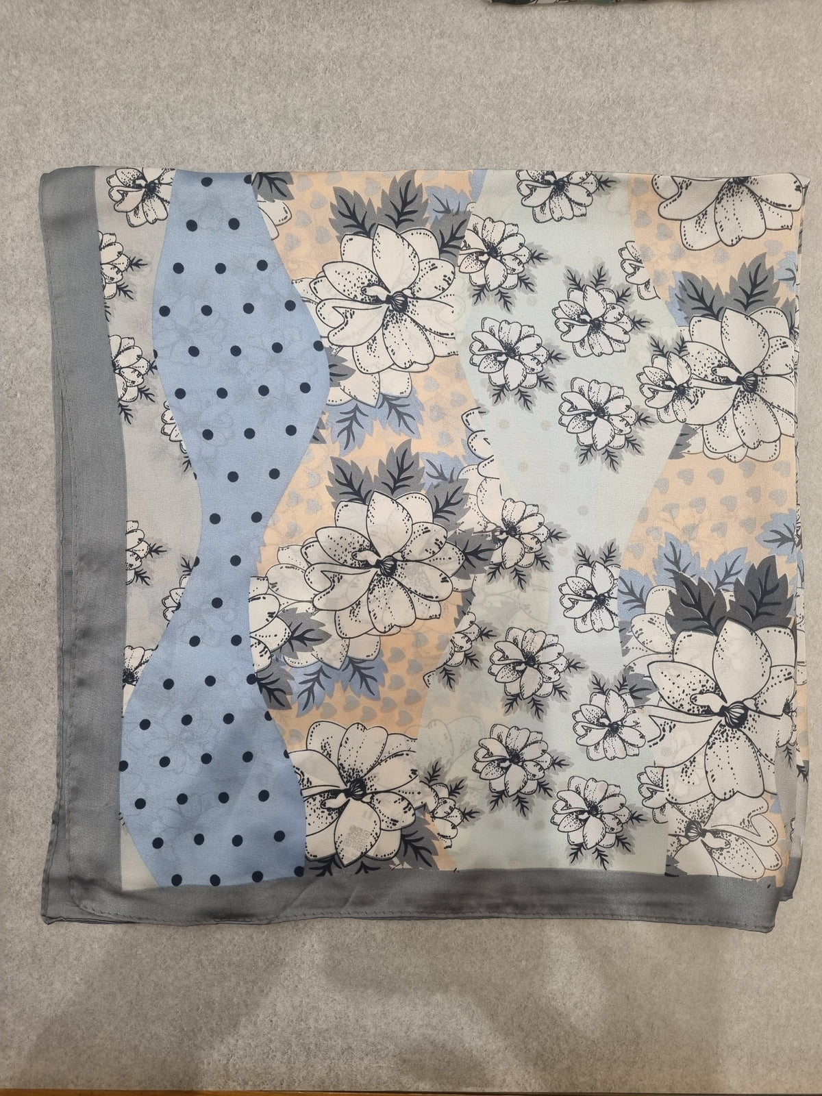 Schale/ Foulard Blumenmusterung