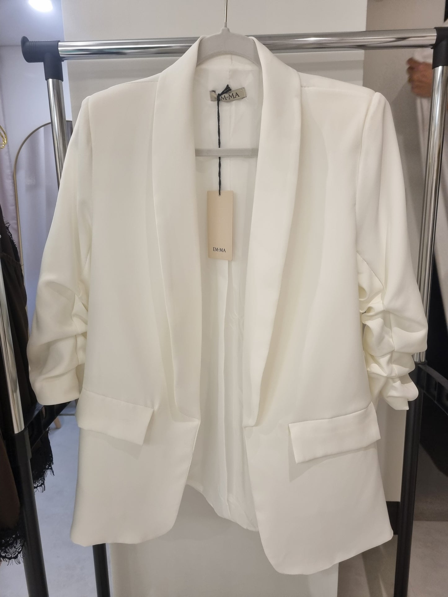 Weißer Blazer mit Raffärmeln (3/4 Länge)