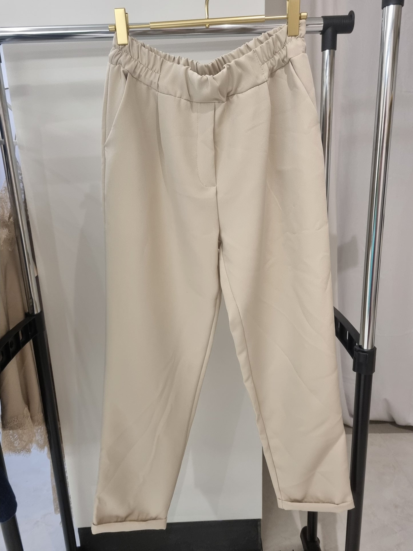 Beige High-Waist Tapered Hose mit Falten