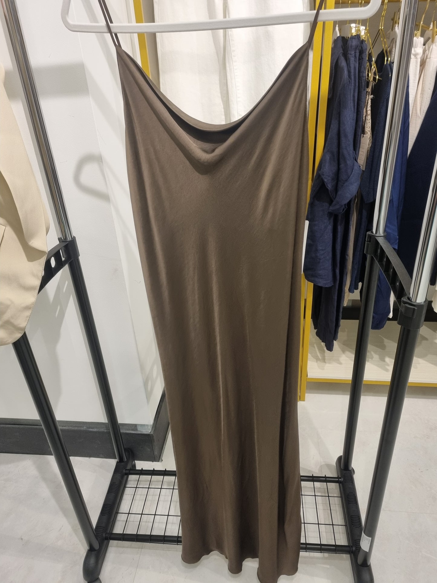 Olivgrünes Satin Slip-Kleid mit V-Ausschnitt