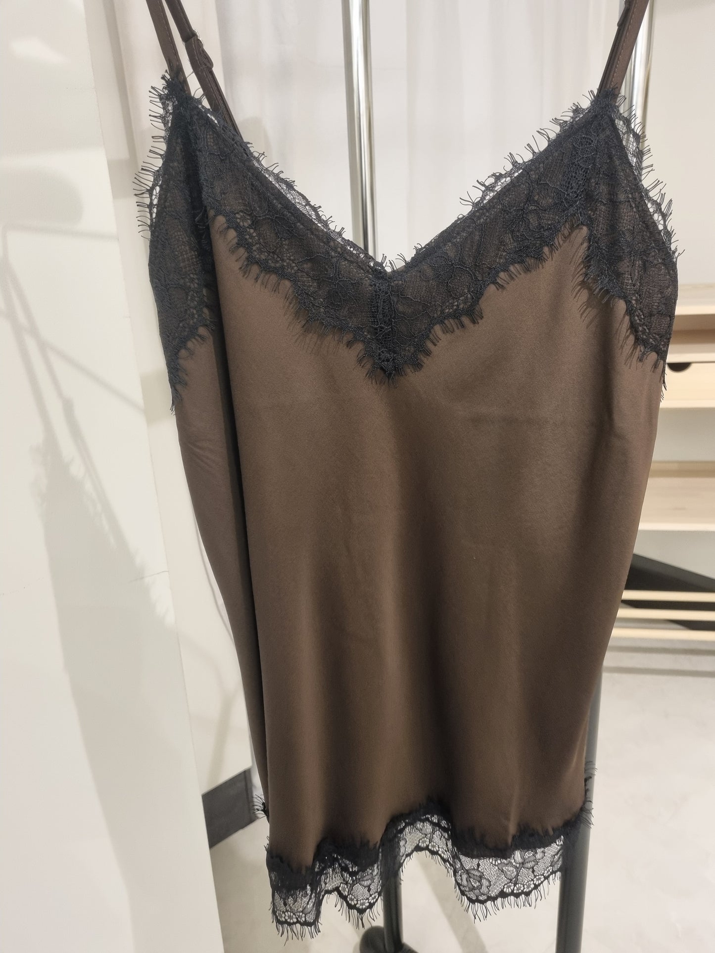 Dunkelbraunes Satin Camisole Top mit Spitzen-Detail
