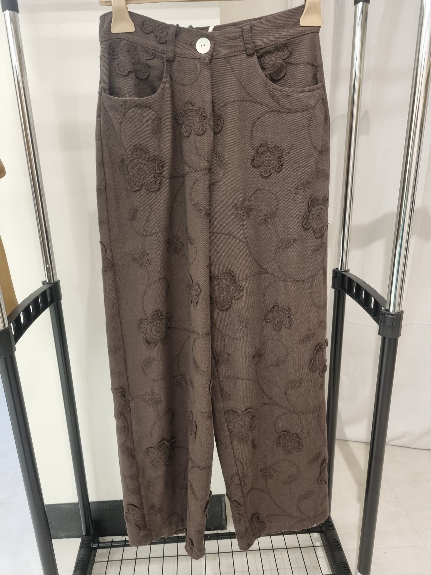 Braune High-Waist Wide-Leg Hose mit floraler Stickerei