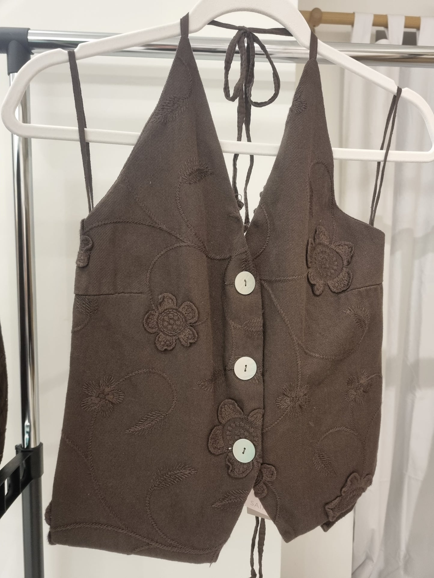Braunes Halterneck-Cami mit floraler Stickerei