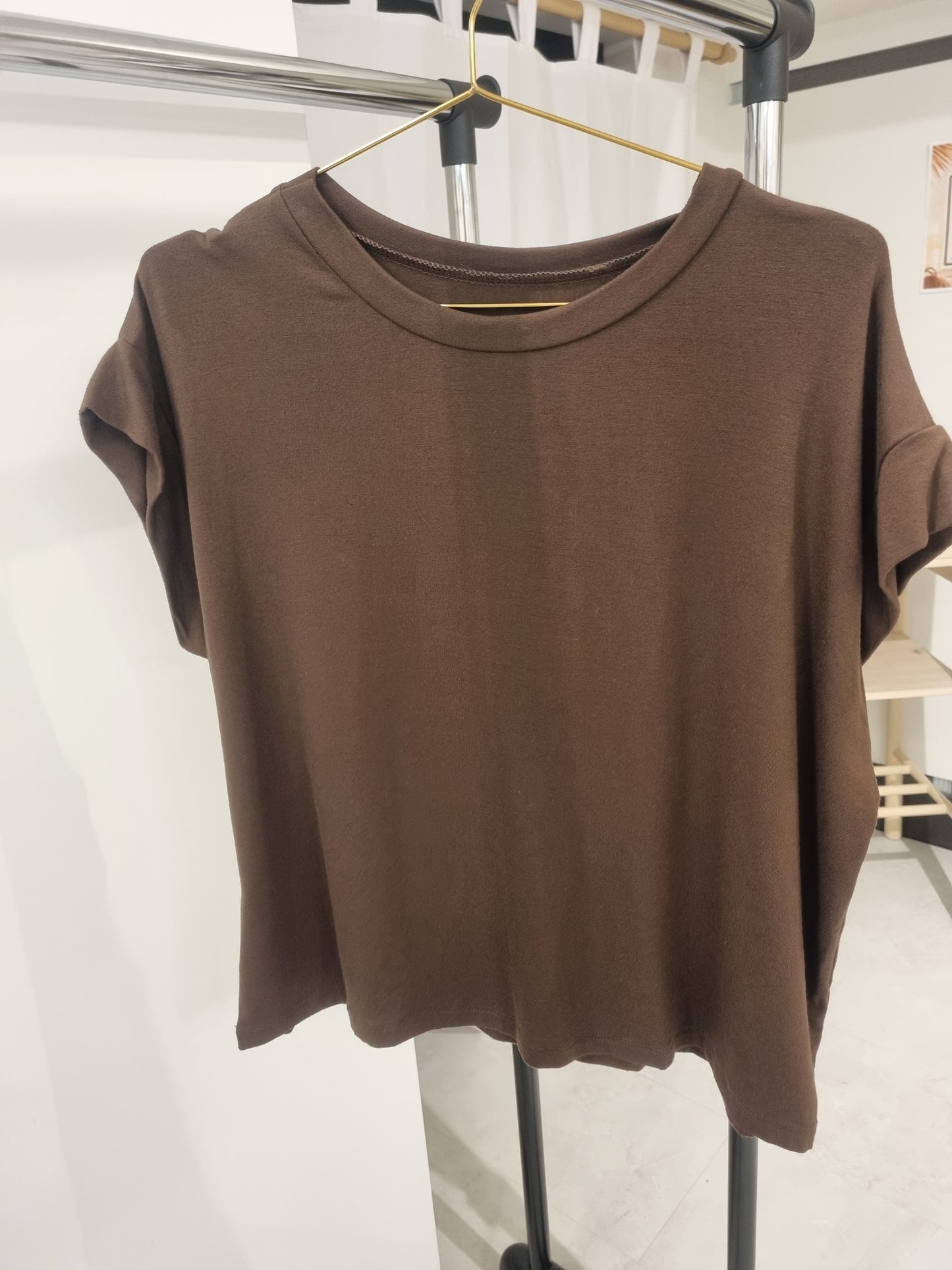 Braunes Strick-T-Shirt mit Rundhalsausschnitt