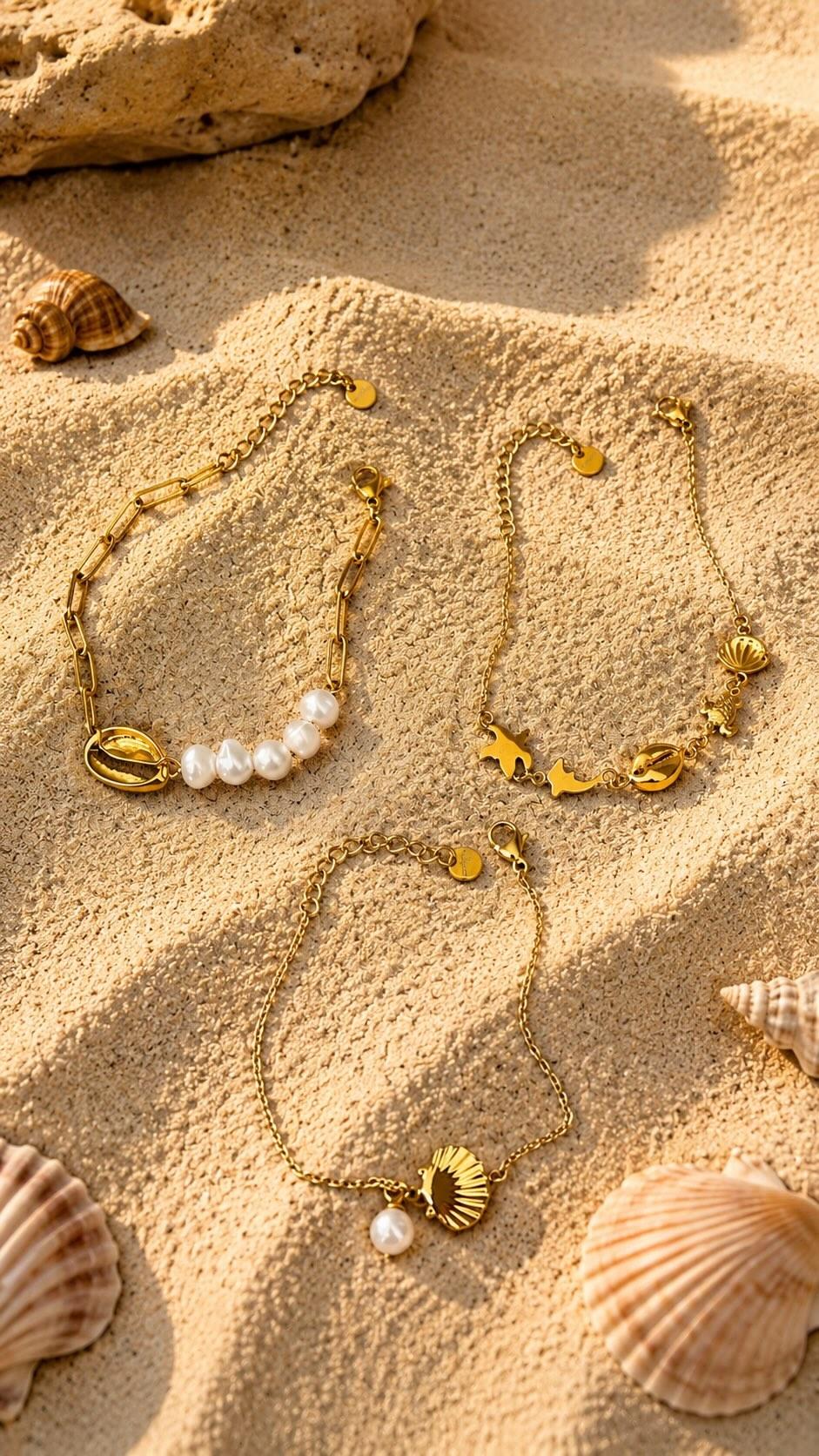 Goldenes Perlen- & Kettenarmband mit Muschel-Detail