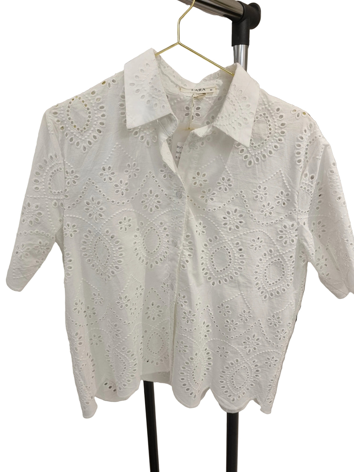 Weiße Baumwollbluse mit Broderie Anglaise & Wellenabschluss
