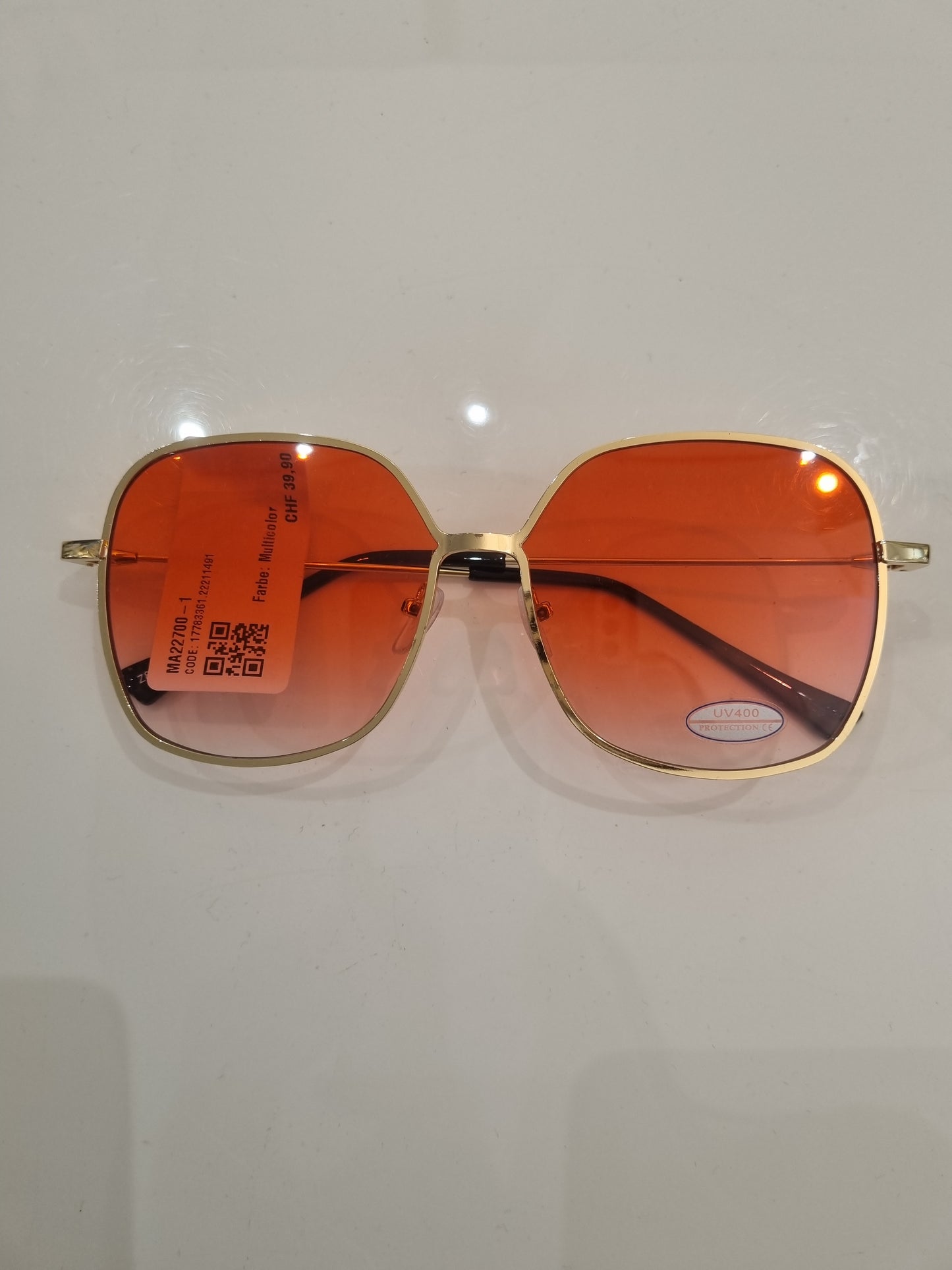 Goldene Sonnenbrille mit schmalem Rahmen und Verlaufsgläsern