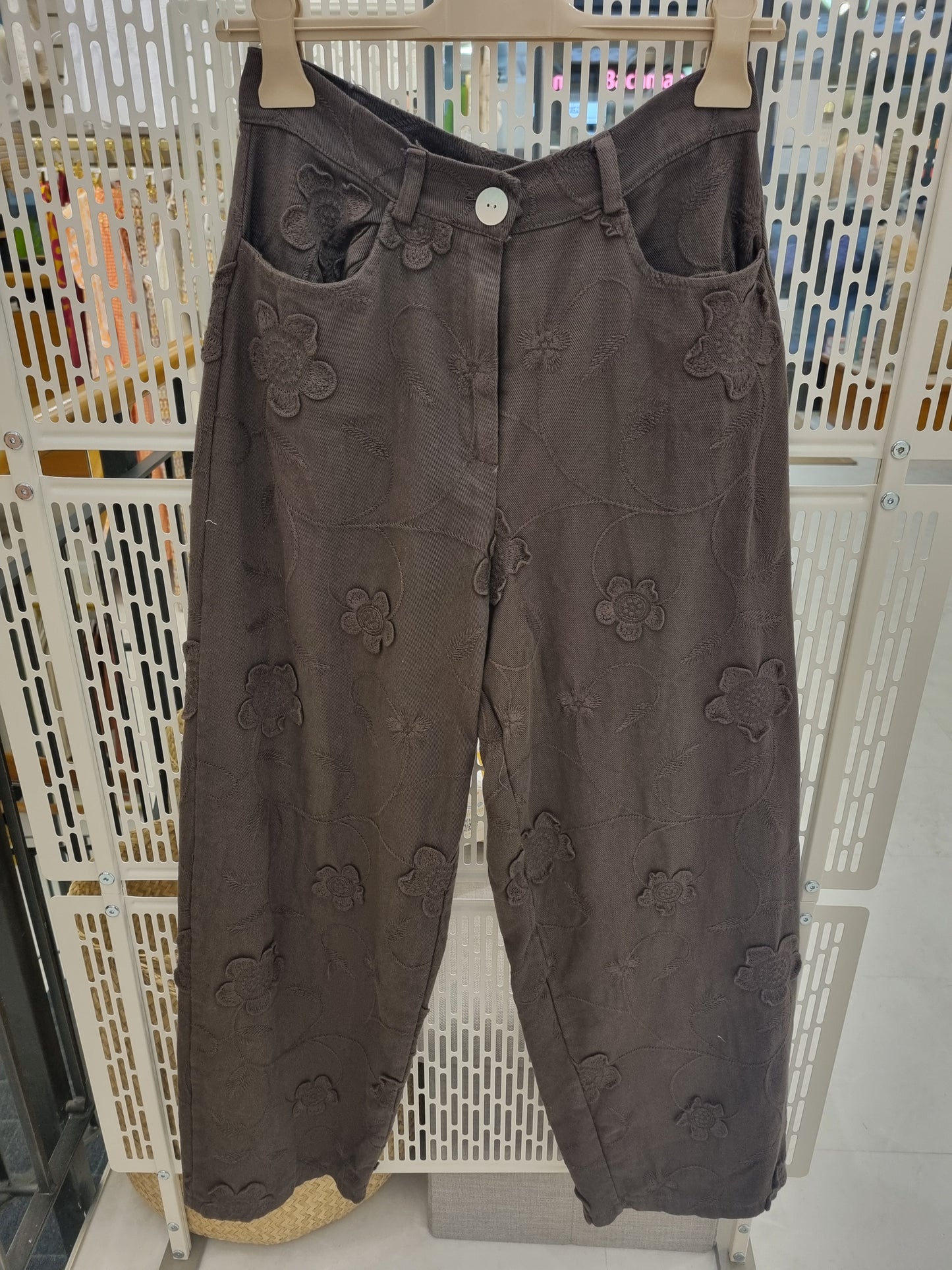 Braune Blumen Muster Jeans Hose