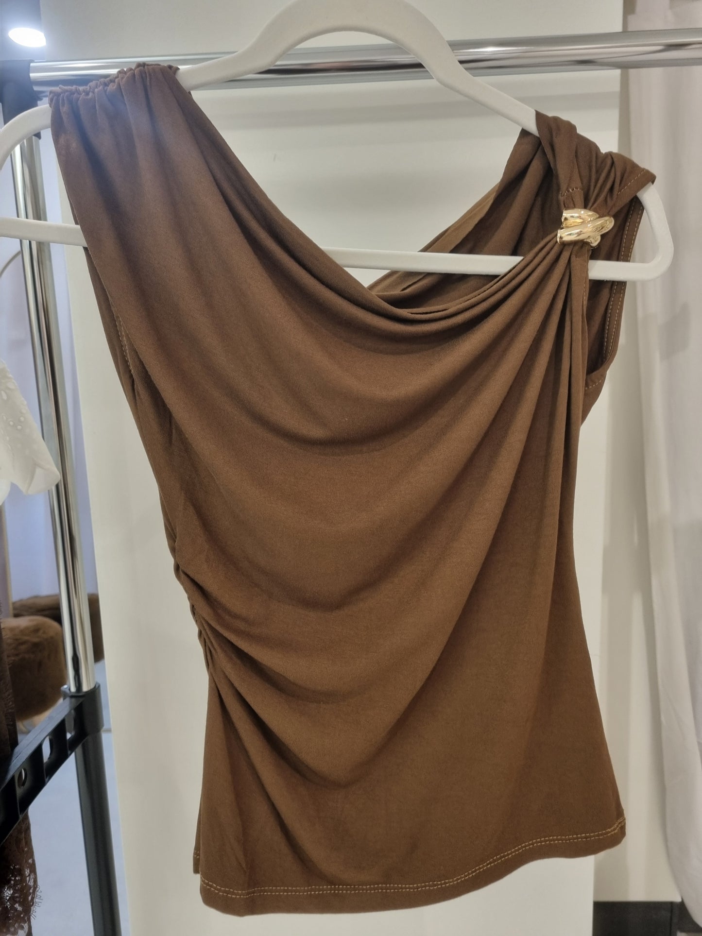 Braunes Fitted Top mit Metallic-Detail