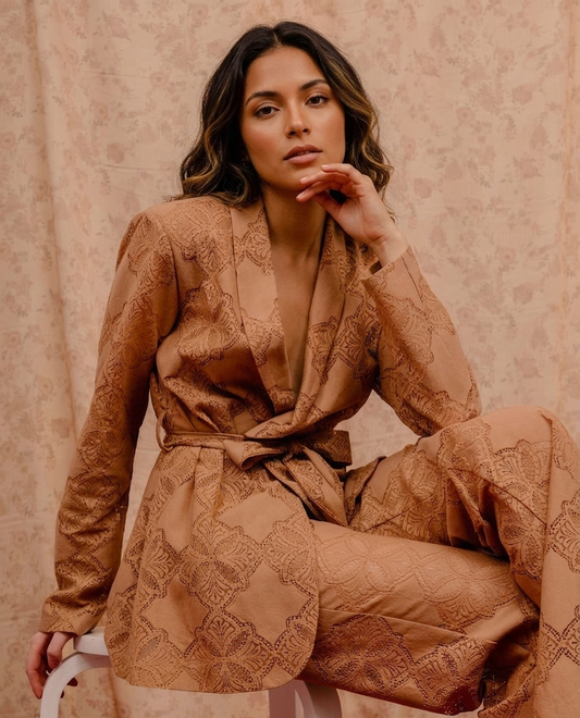 Caramel Satin Jacquard Zweiteiler mit Blazer & Wide-Leg Hose