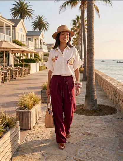 Bestickte Button-Down-Bluse mit maronenfarbener Wide-Leg-Hose