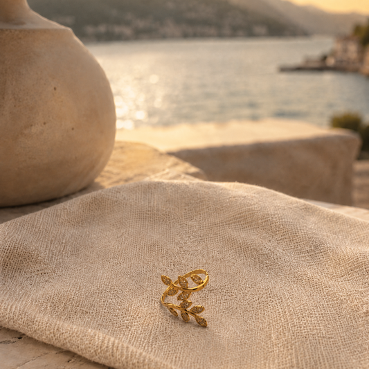 Goldener Blatt-Ring mit Steinakzenten