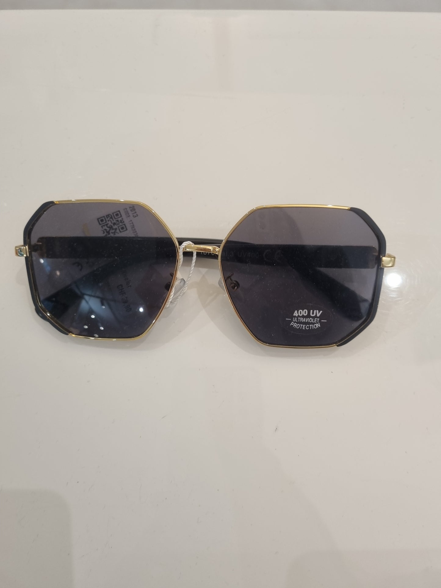 Geometrische Goldene Sonnenbrille mit schwarzen Gläsern