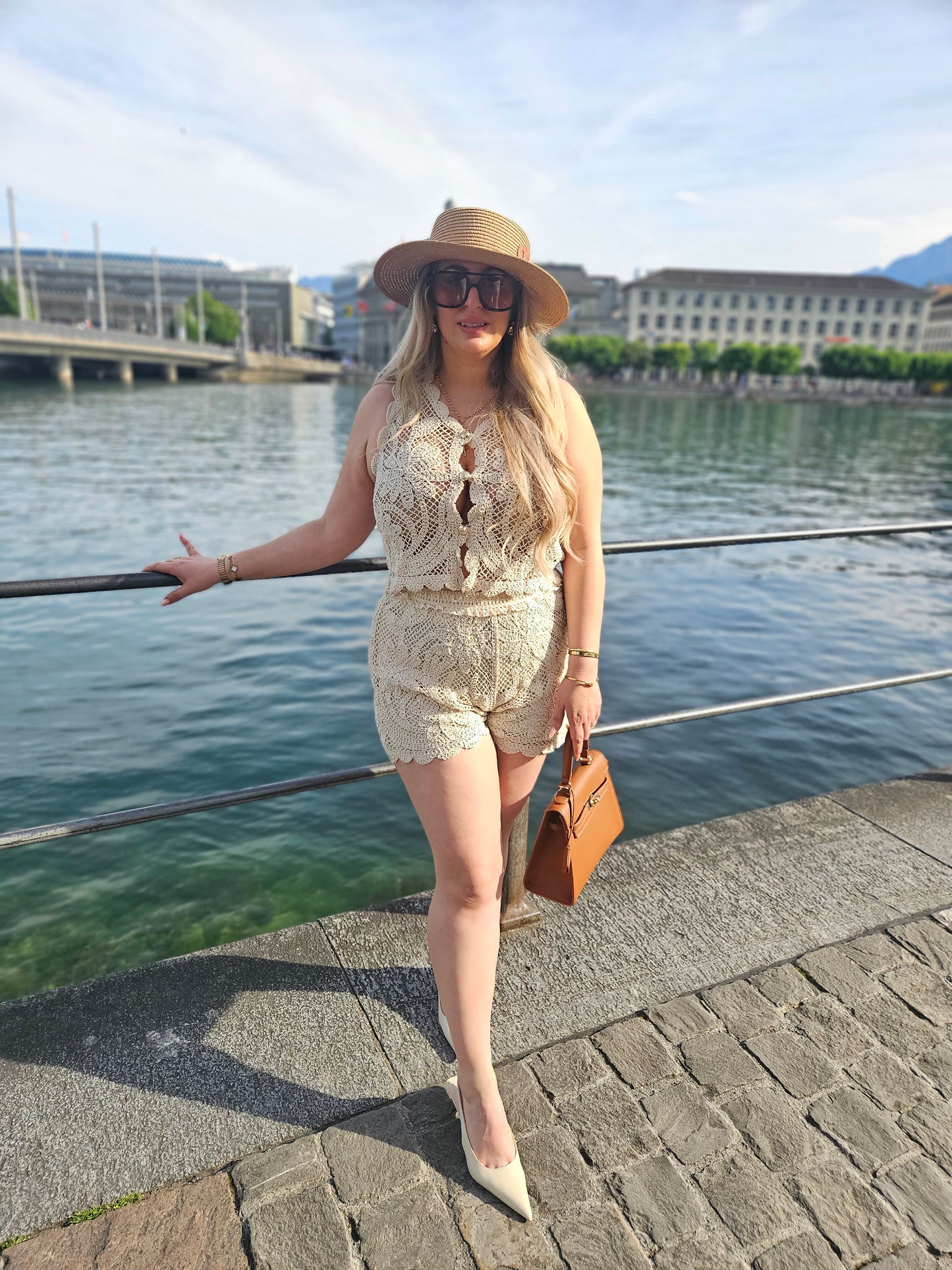 Ecru Crochet Shorts Set mit Häkelstruktur