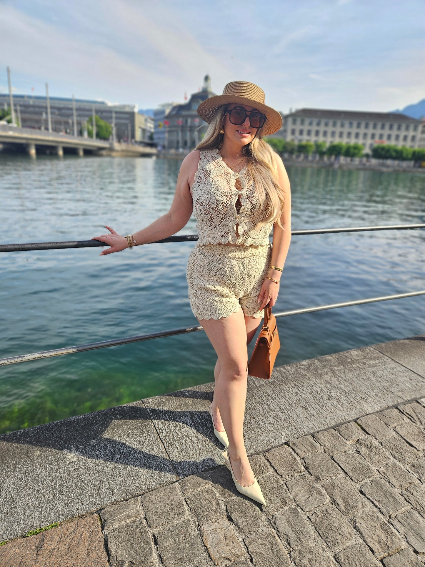 Ecru Crochet Shorts Set mit Häkelstruktur