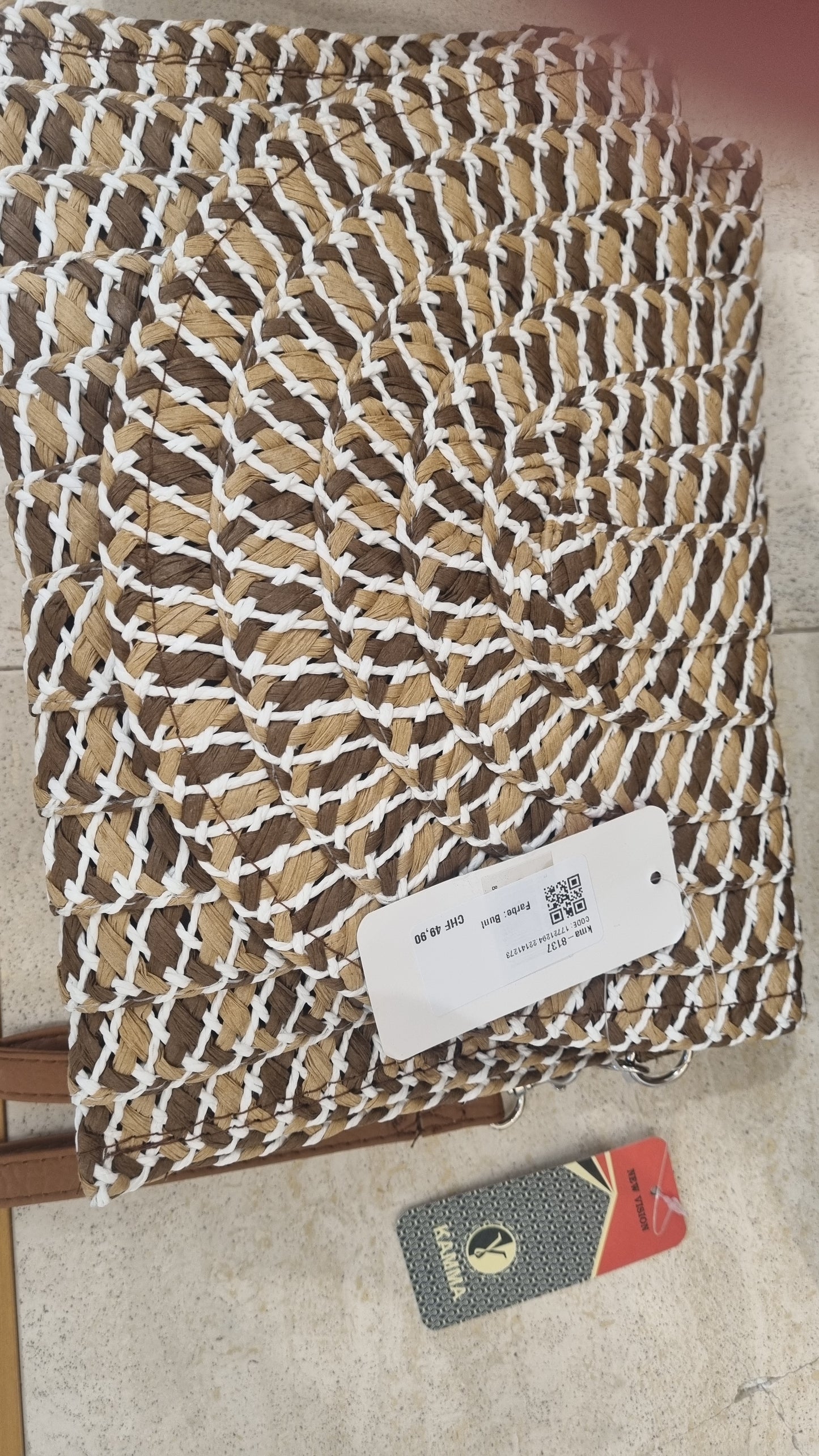 Beige-goldene Strohtasche mit Metallstreifen