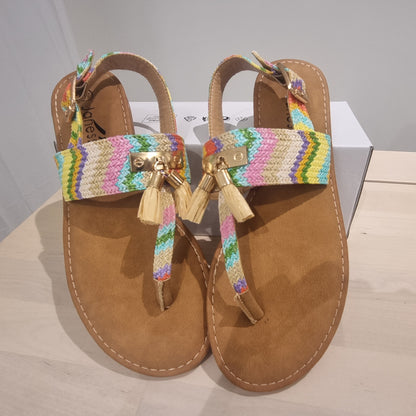 Mehrfarbige Sandalen mit Chevron-Riemen & Quasten
