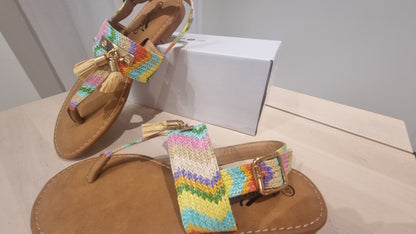 Mehrfarbige Sandalen mit Chevron-Riemen & Quasten