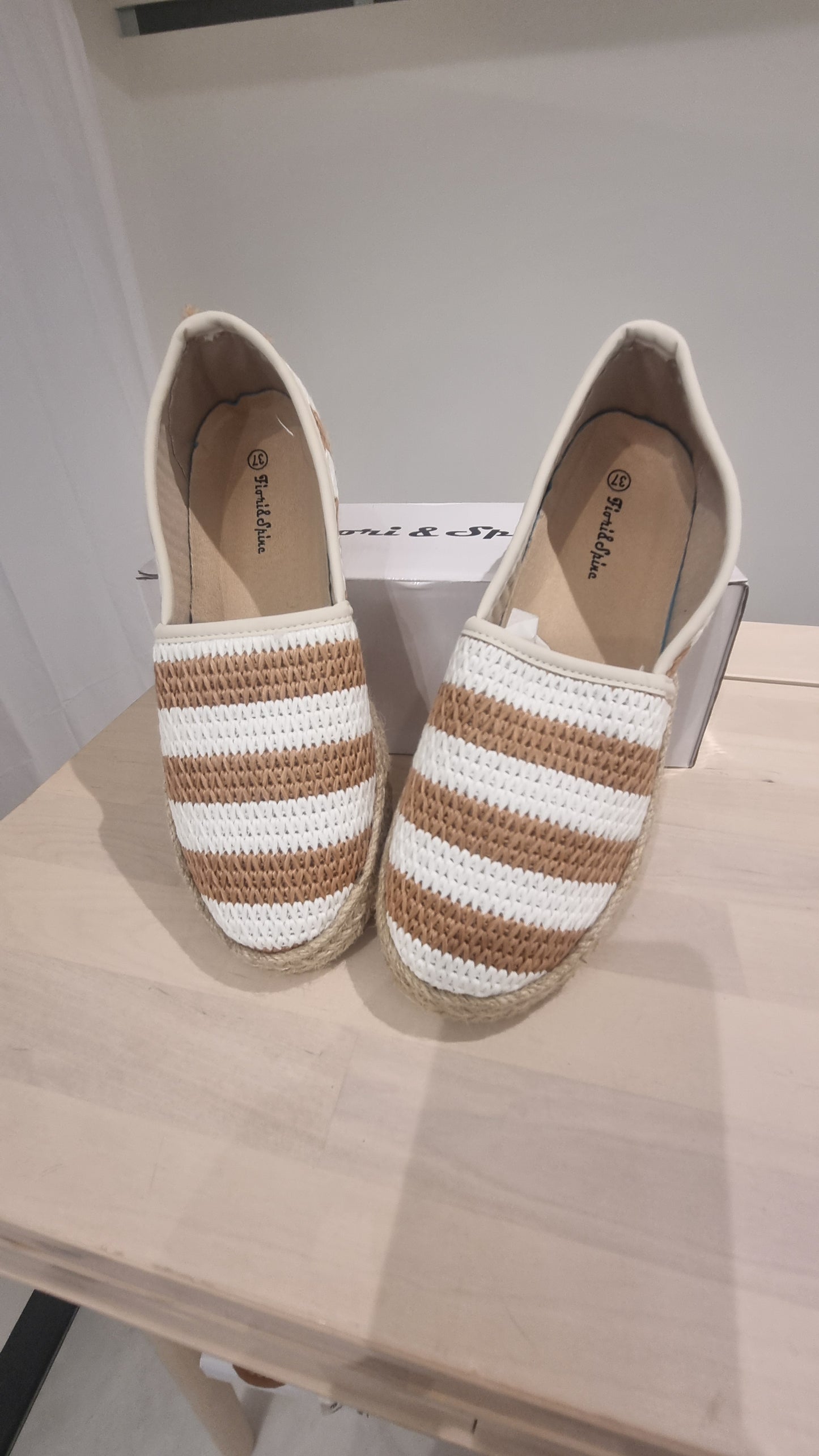 Beige-weiße Espadrilles mit Streifen & Seilsohle