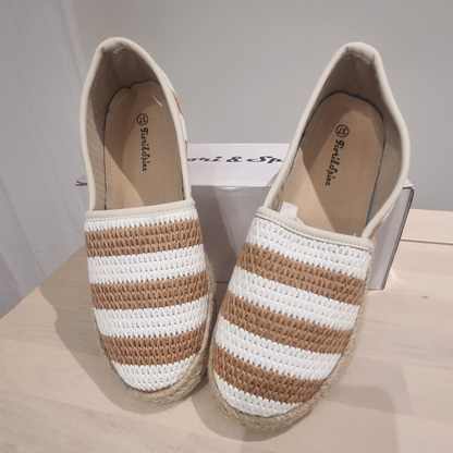Beige-weiße Espadrilles mit Streifen & Seilsohle