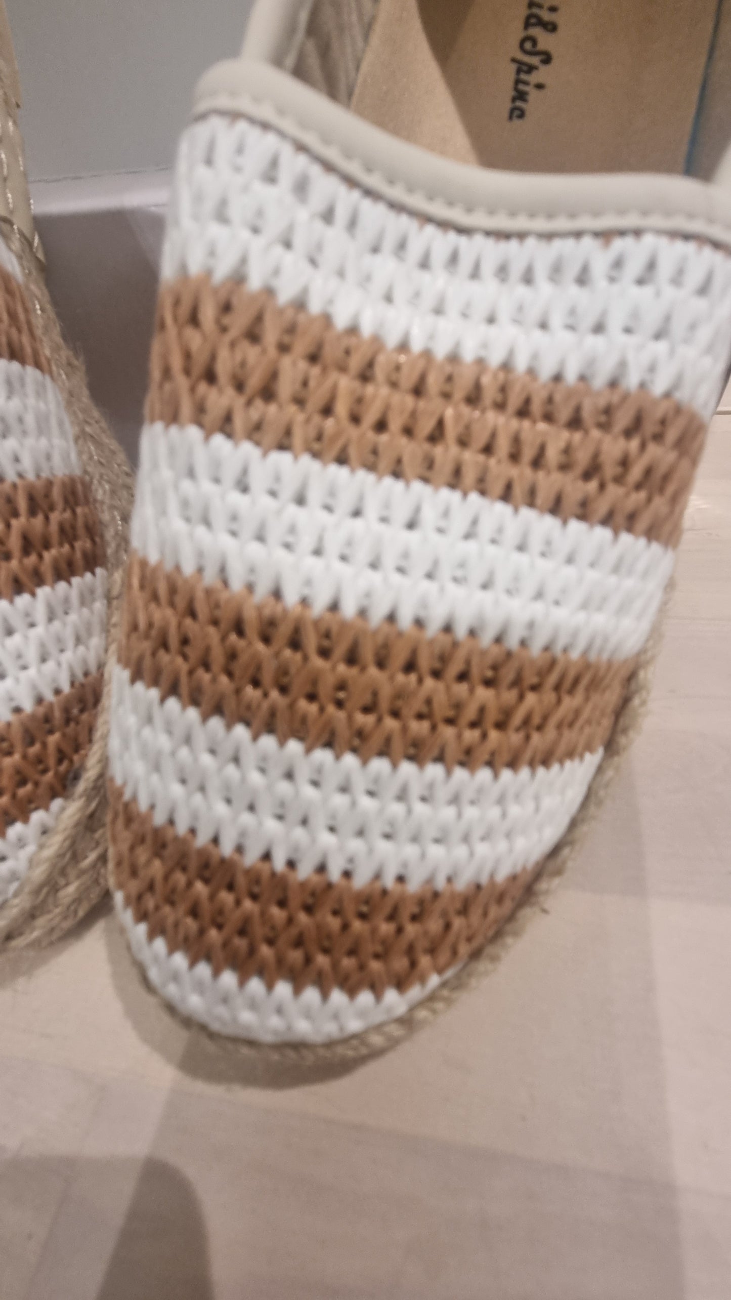 Beige-weiße Espadrilles mit Streifen & Seilsohle