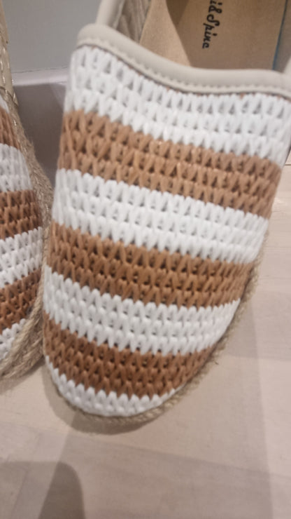 Beige-weiße Espadrilles mit Streifen & Seilsohle