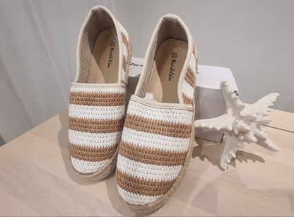 Beige-weiße Espadrilles mit Streifen & Seilsohle