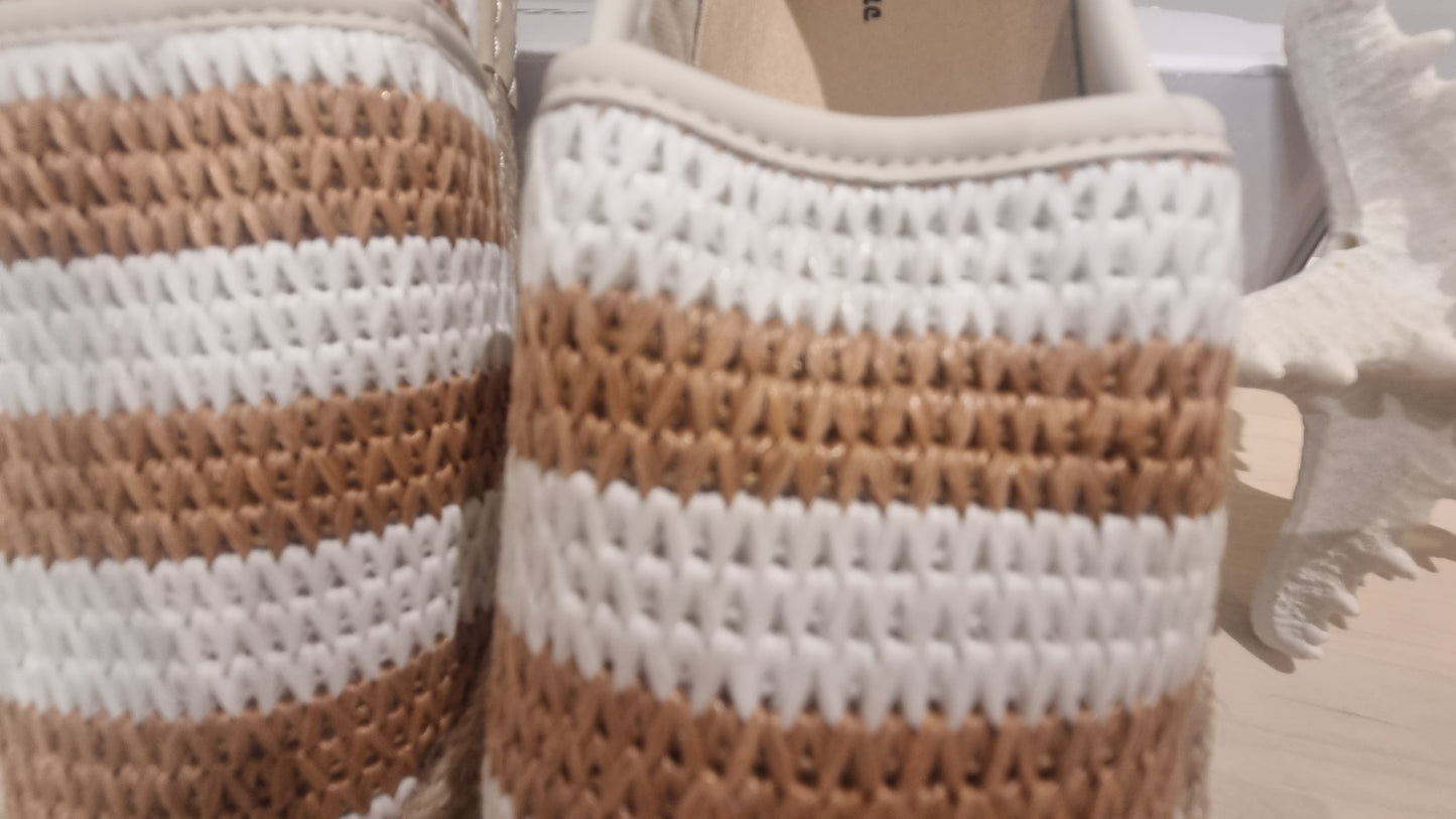 Beige-weiße Espadrilles mit Streifen & Seilsohle