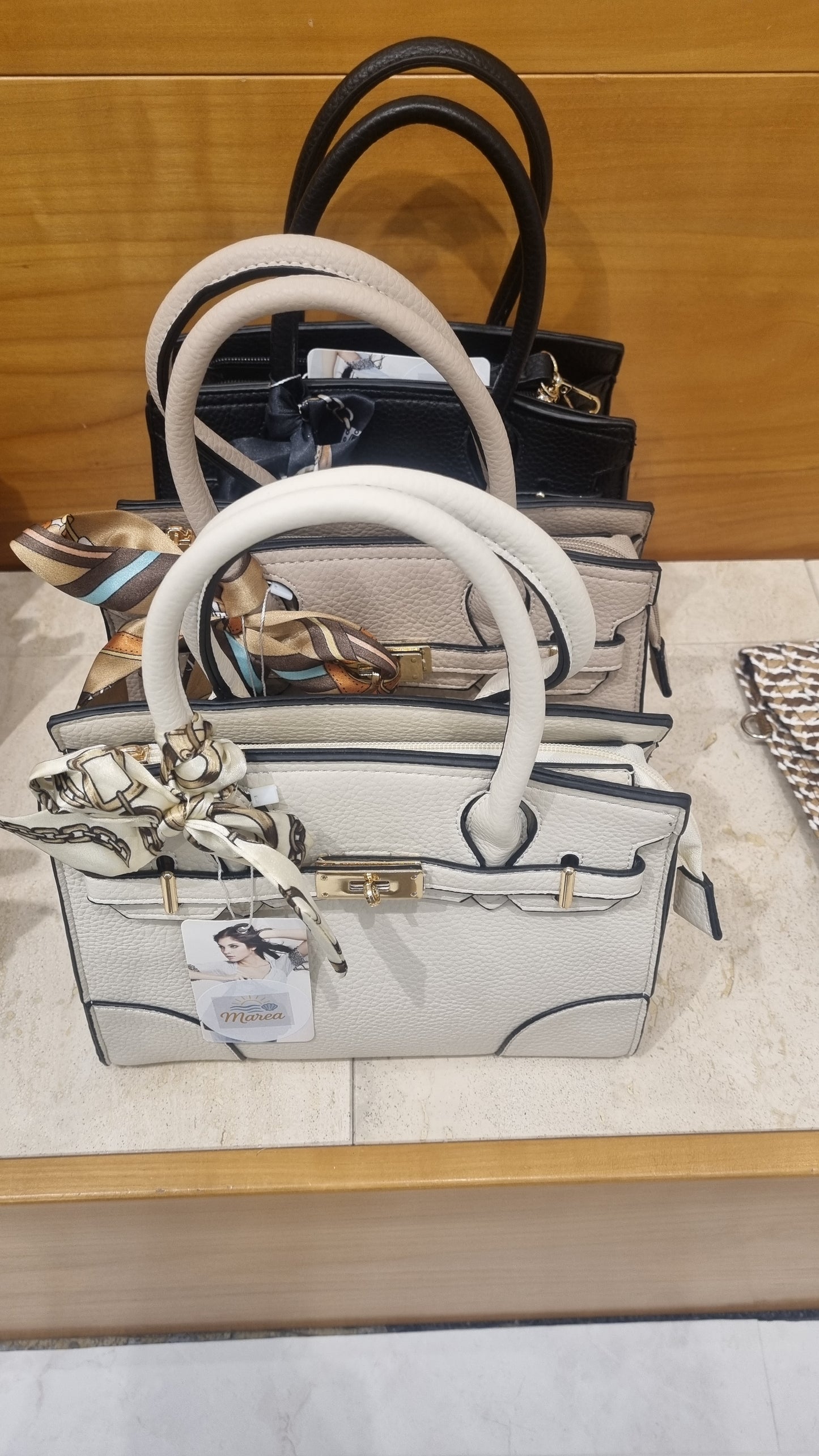 Strukturierte Handtasche mit Schal-Detail