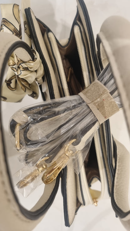 Strukturierte Handtasche mit Schal-Detail