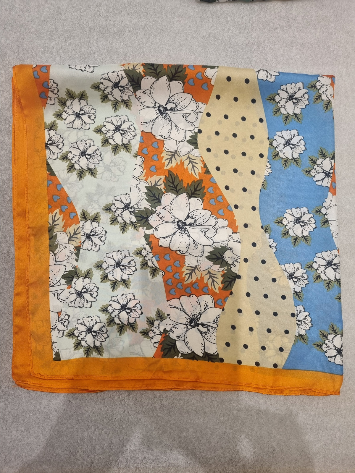 Schale/ Foulard Blumenmusterung