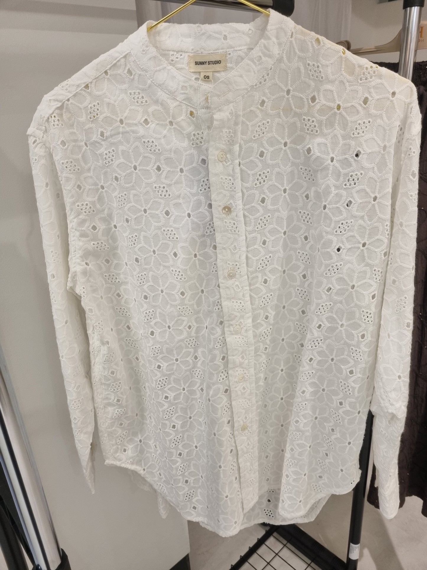 Weiße Baumwollbluse mit floralem Cutwork-Design
