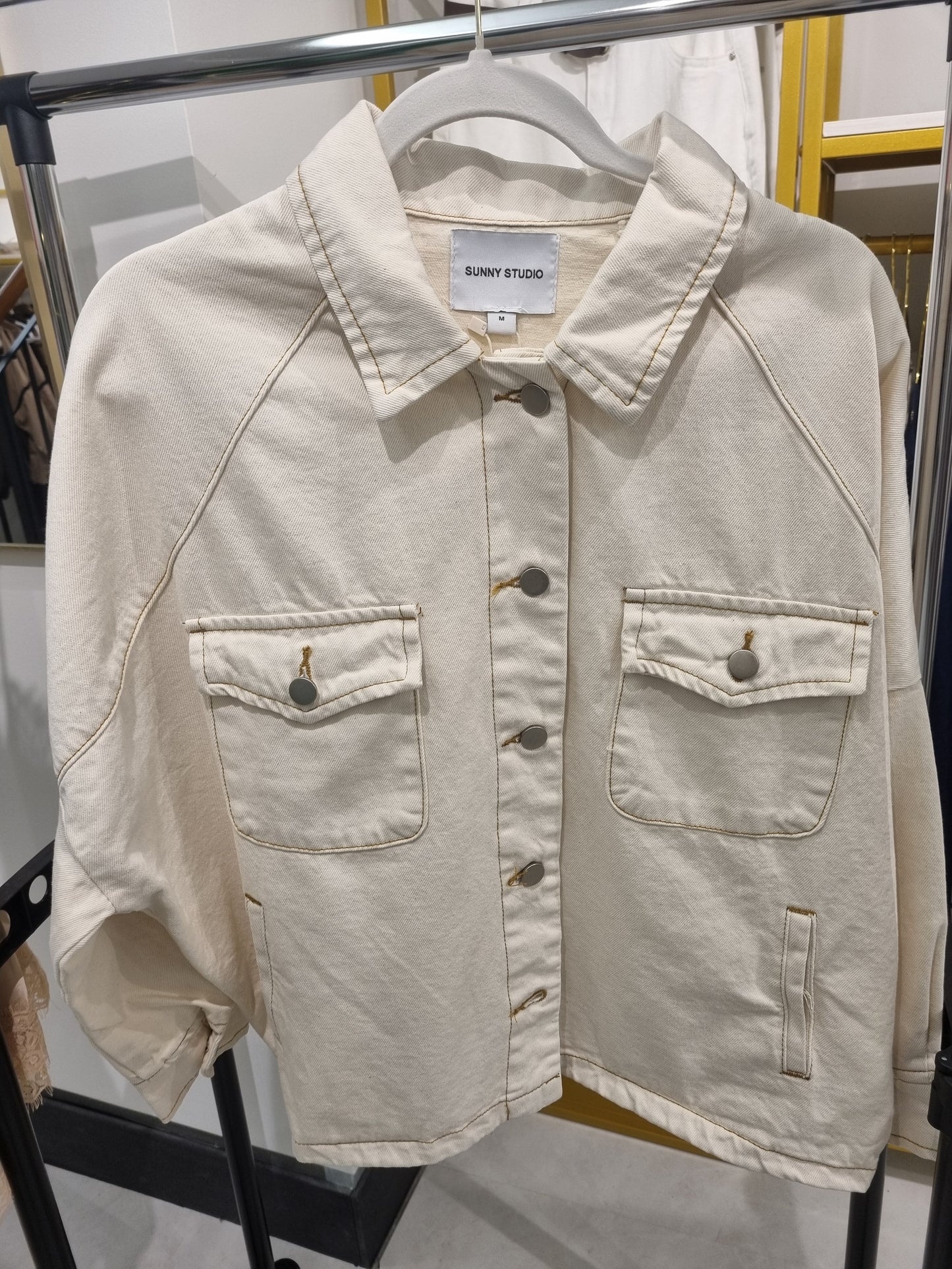 Weiße Denim Jacke mit klassischem Kragen