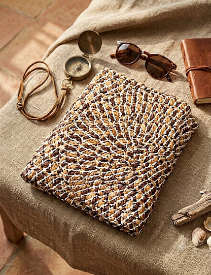 Beige-goldene Strohtasche mit Metallstreifen