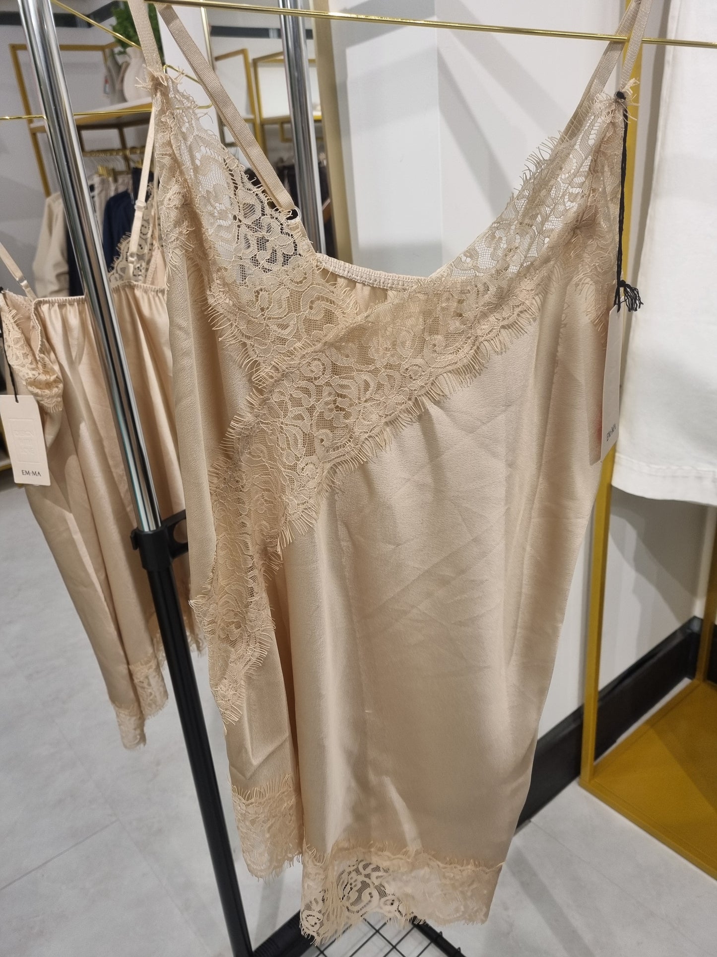 Beiges Satin Minikleid mit Spitzen-Details