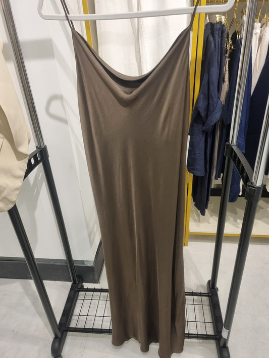 Olivgrünes Satin Slip-Kleid mit V-Ausschnitt