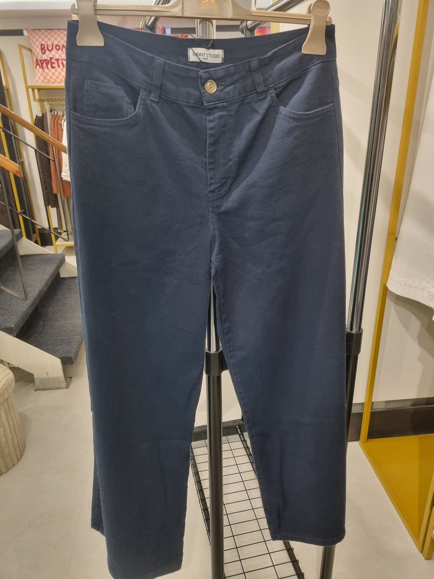 dunkelblaue Hose mit geradem Bein