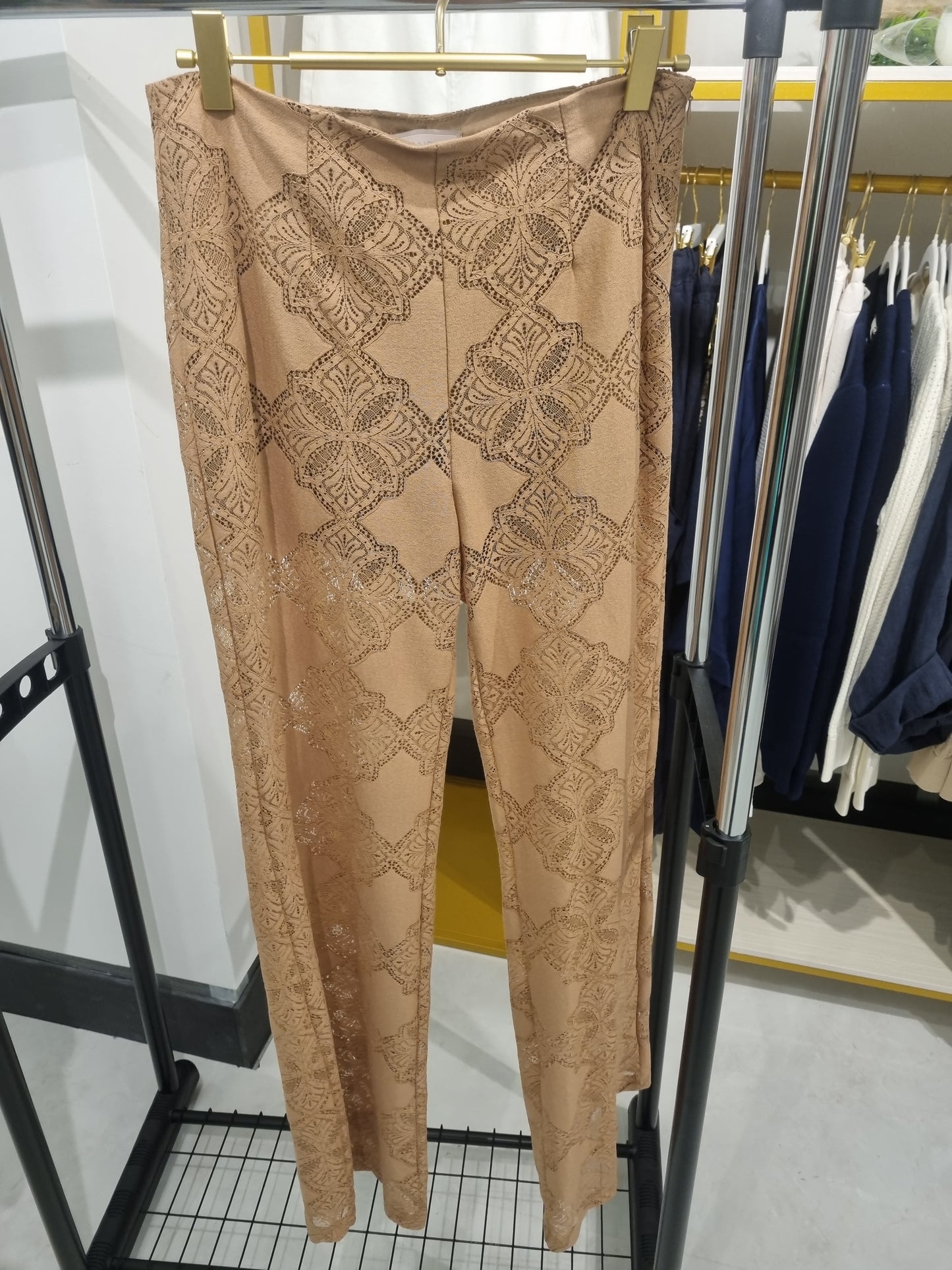 Beverly Monogram Bootcut Hose in Braun