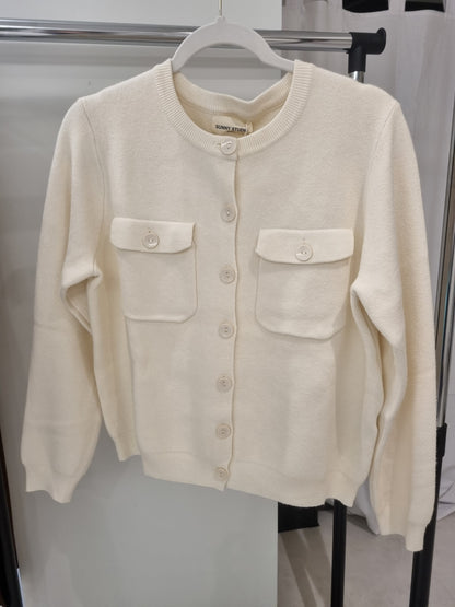 Weißer Cardigan mit Brusttaschen & Knopfverschluss
