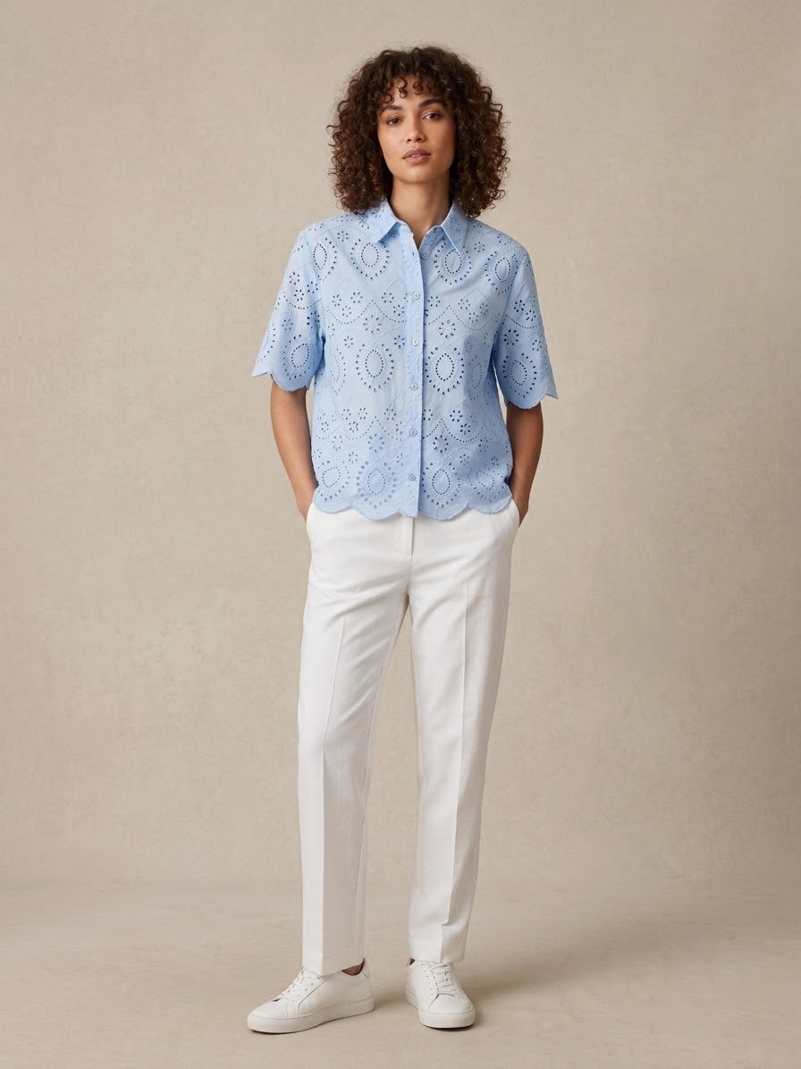 Weiße Baumwollbluse mit Broderie Anglaise & Wellenabschluss
