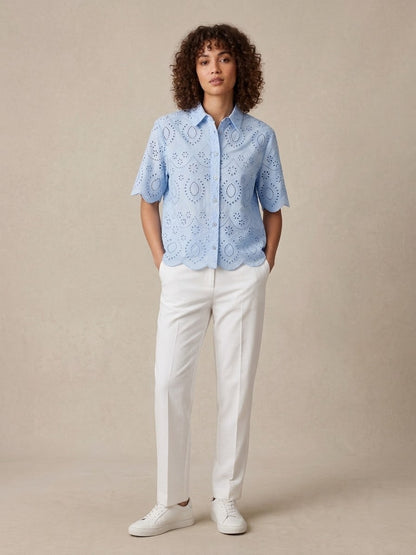 Weiße Baumwollbluse mit Broderie Anglaise & Wellenabschluss