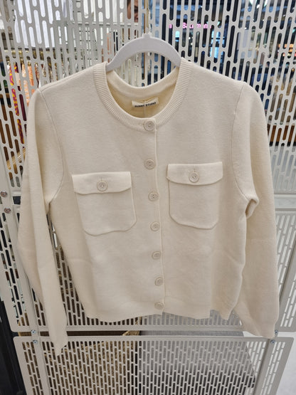Weißer Cardigan mit Brusttaschen & Knopfverschluss