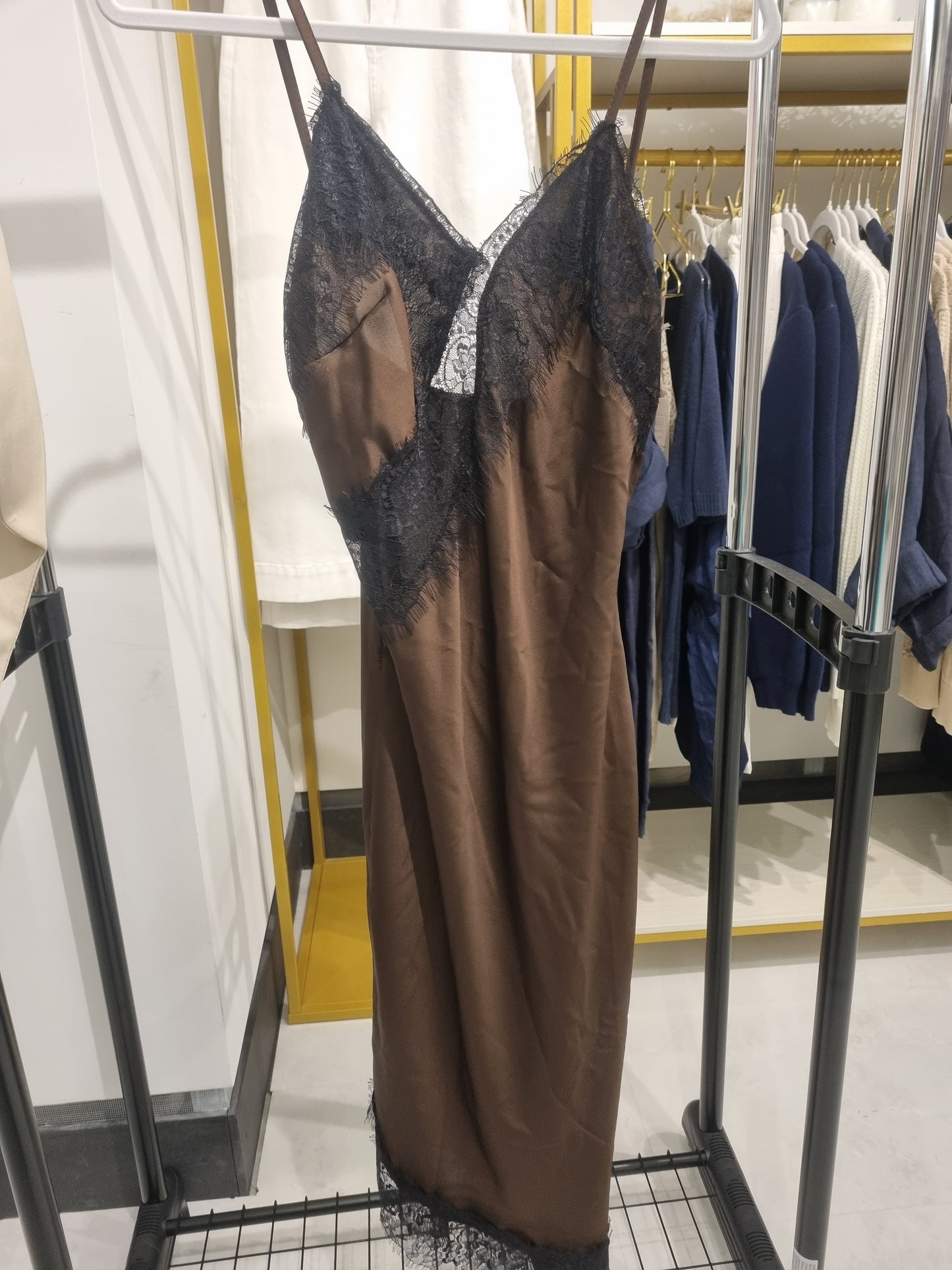 Braunes Satin Slip-Kleid mit Spitzenbesatz