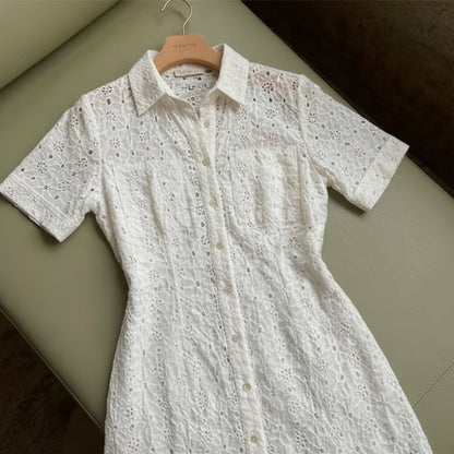 Weißes Mini-Hemdkleid mit Lochstickerei & Blumenmuster