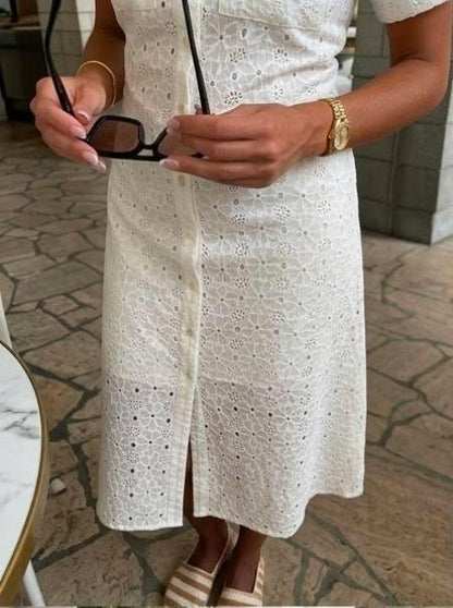 Weißes Mini-Hemdkleid mit Lochstickerei & Blumenmuster