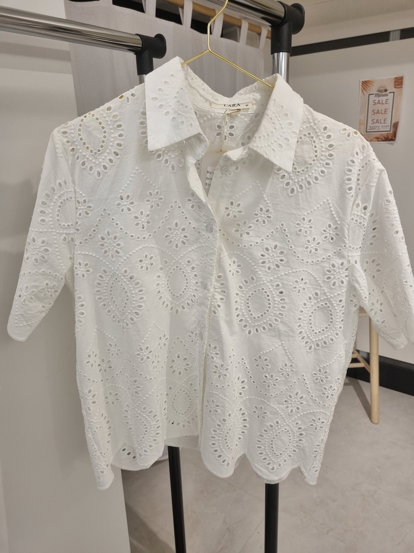Weiße Baumwollbluse mit Broderie Anglaise & Wellenabschluss