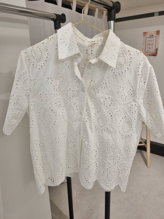 Weiße Baumwollbluse mit Broderie Anglaise & Wellenabschluss