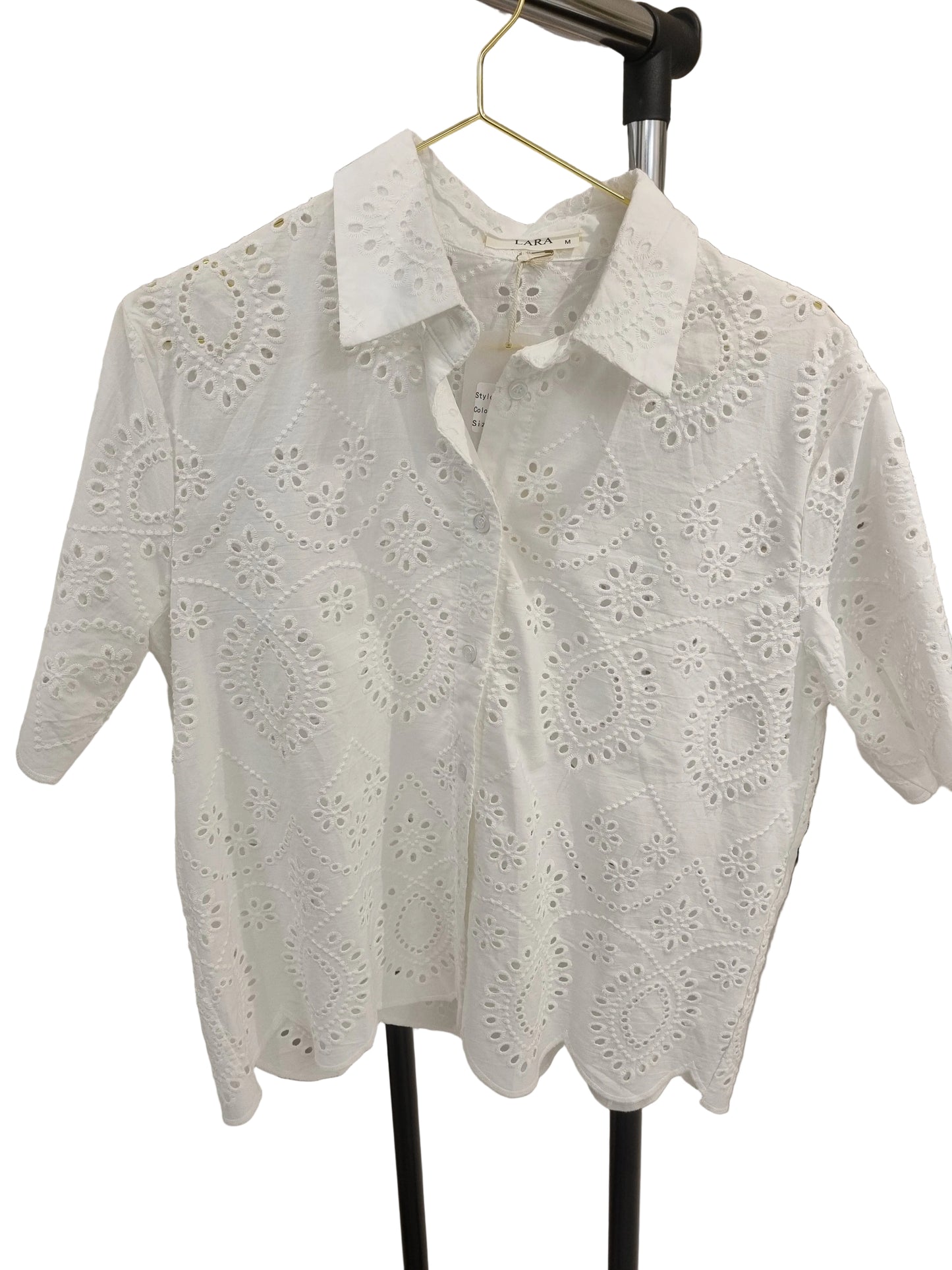 Weiße Baumwollbluse mit Broderie Anglaise & Wellenabschluss